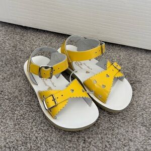 NWOT Toddler 7 Salt Water Sandals